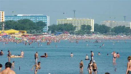 Apa Mării Negre este numai bună de îmbăiere