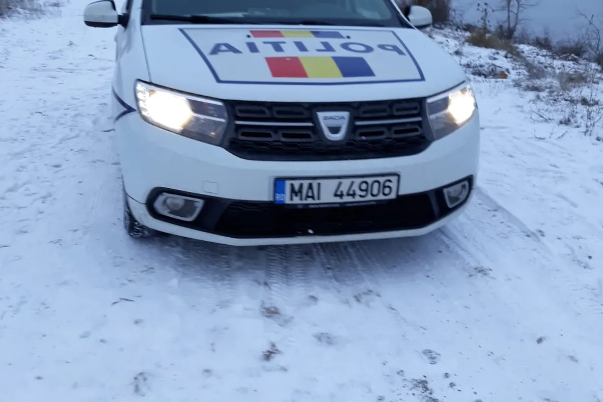 O femeie a fost găsită moartă, parțial dezbrăcată, pe un câmp la Medgidia