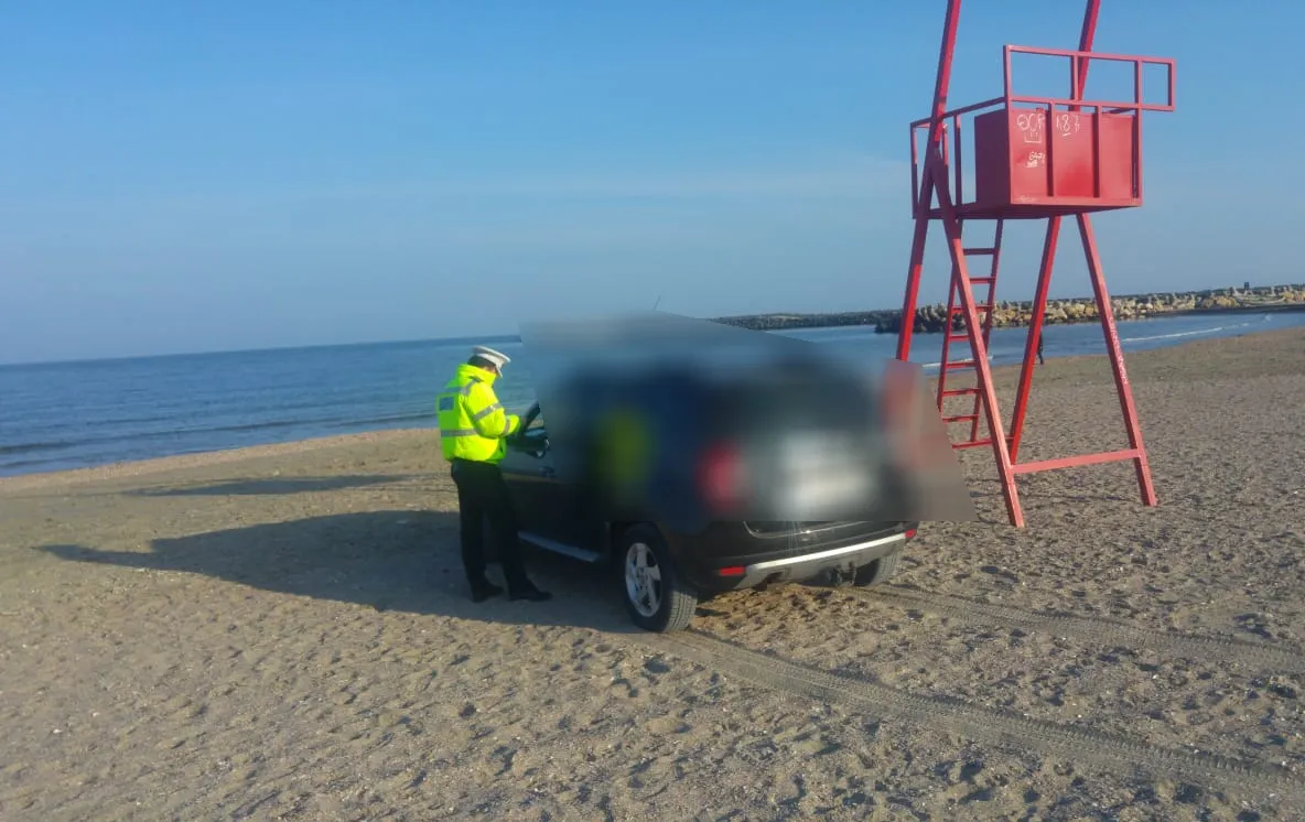 Șofer amendat cu 10.000 de lei după ce a intrat cu mașina pe plajă