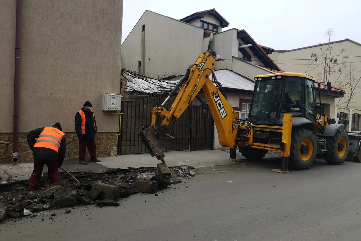 Au început lucrările de reabilitare și modernizare a trotuarelor de pe strada Unirii
