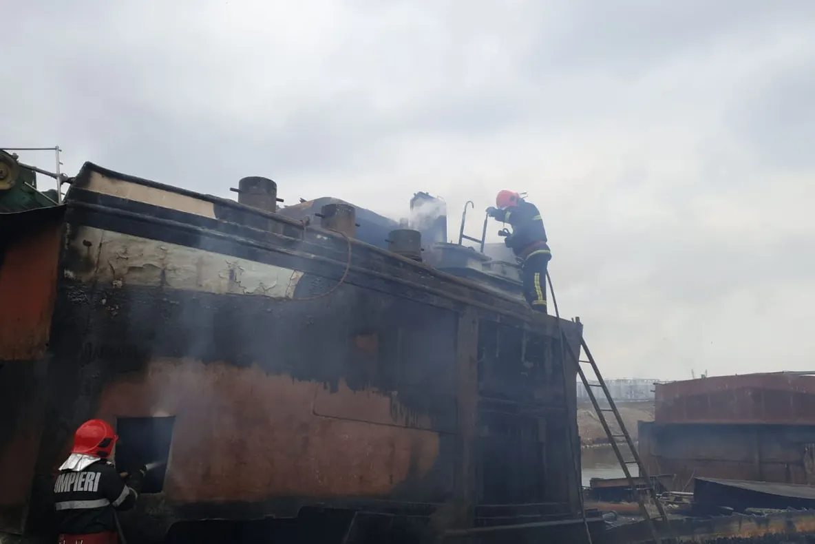 FOTO VIDEO| Alertă în Portul Constanța.Incendiu la un remorcher