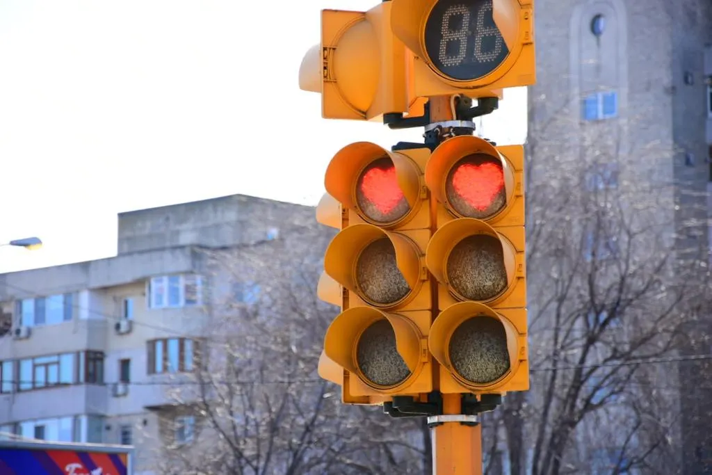 Semafoare în formă de inimioară, de Valentine’s Day, pe bulevardul Tomis din Constanța