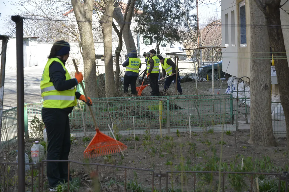 Angajații Primăriei Mangalia, scoși la curățenia de primăvară