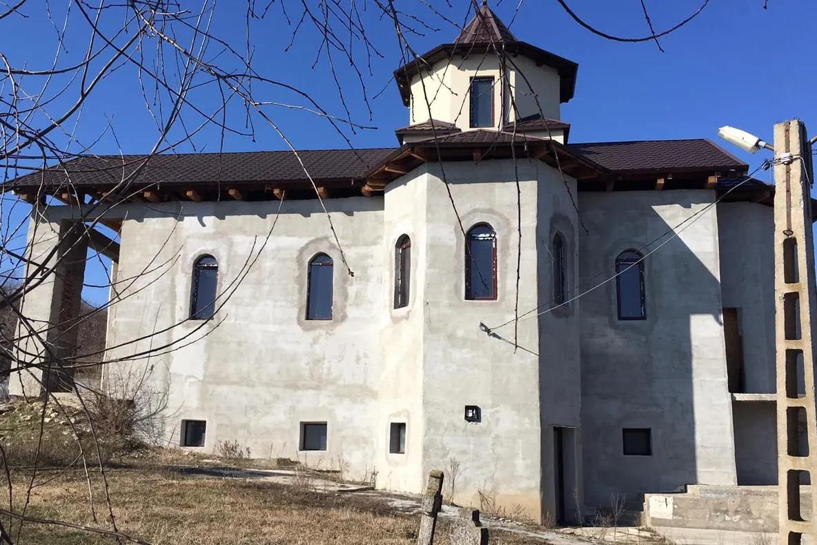 Biserică scoasă la licitație de un executor judecătoresc. Reacția Arhiepiscopiei Tomisului