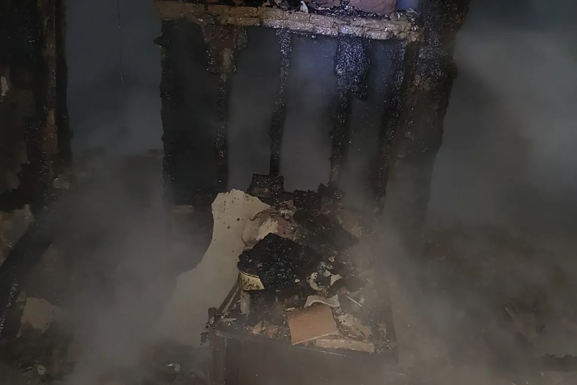 FOTO| Incendiu la Cochirleni. Intervin pompierii și localnicii