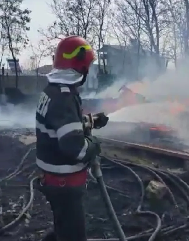FOTO VIDEO| Incendiu la Corbu.Intervin pompierii