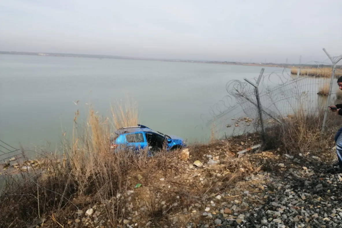 A vrut să ajungă cu mașina la spalatorie și s-a oprit în lac