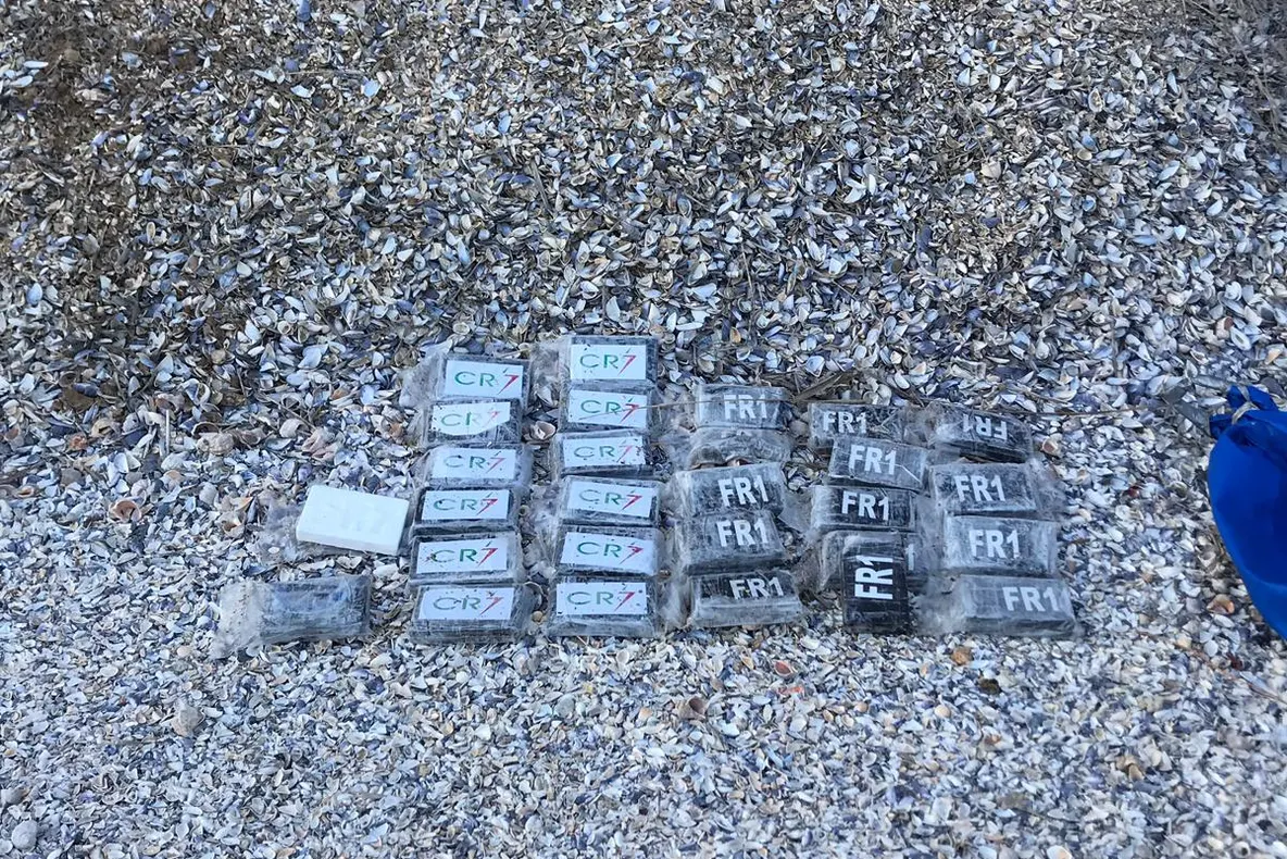 Alertă pe litoral după ce zeci de pachete cu cocaină au fost aduse de valuri pe plaje