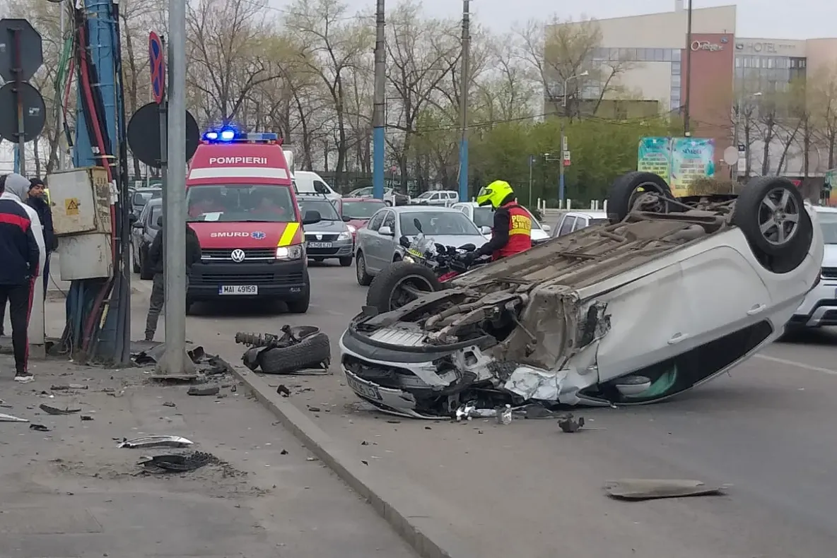 FOTO VIDEO| Viteza la volan face victime. S-a răsturnat cu mașina pe bulevardul Mamaia