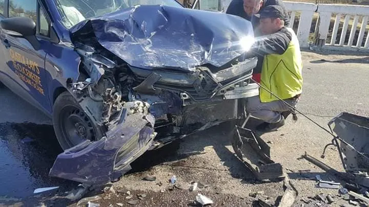FOTO| O mașină s-a răsturnat pe podul rutier de la Ovidiu