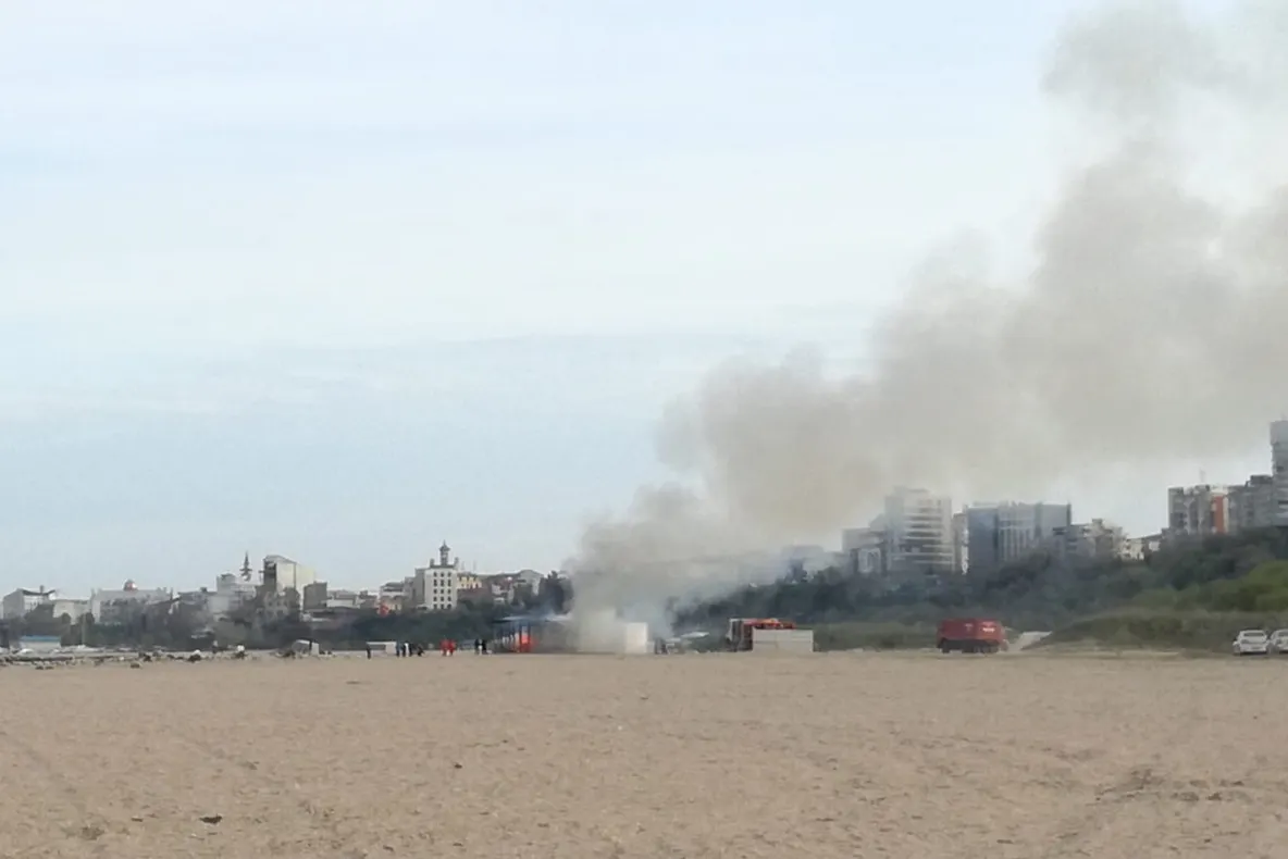 VIDEO| Incendiu la o terasă pe plaja Trei Papuci