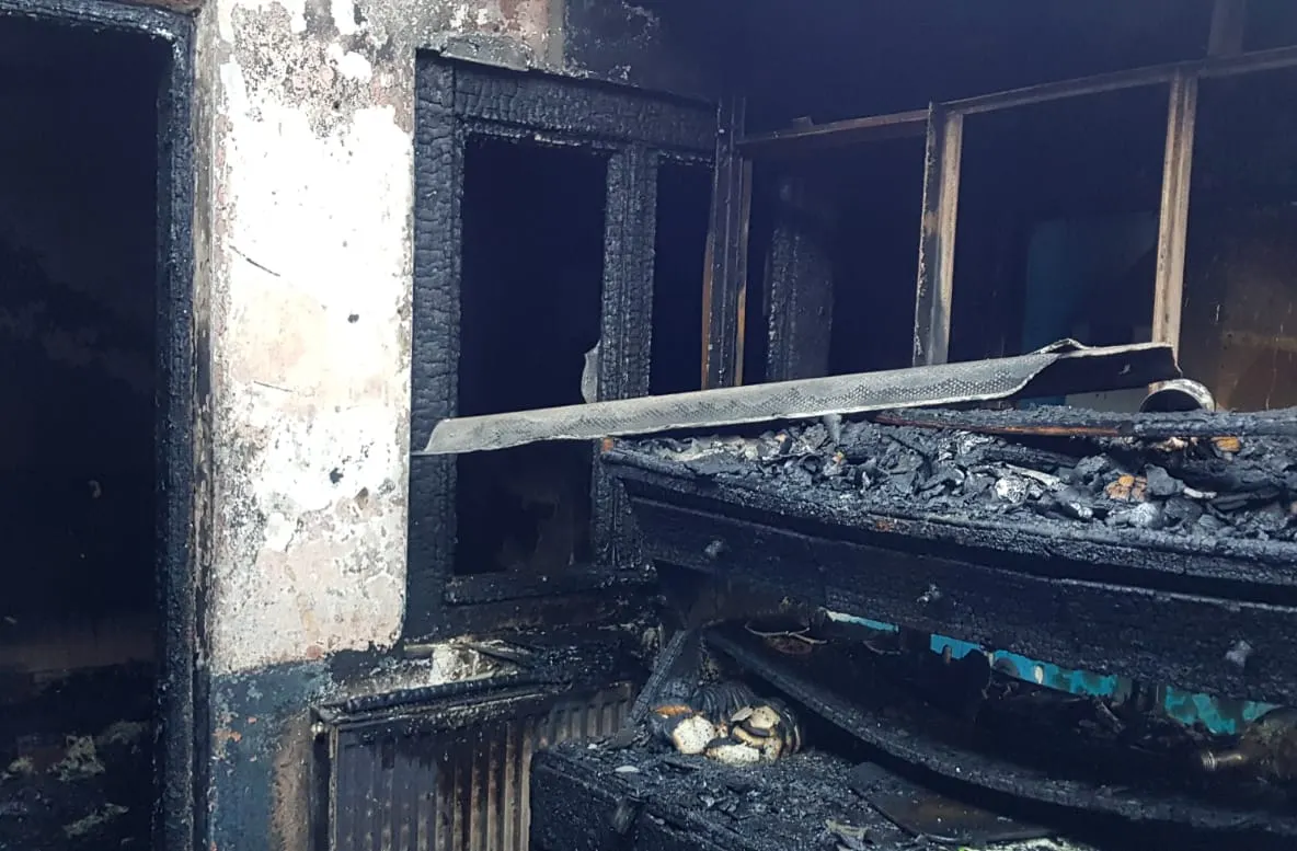 FOTO| Casă cuprinsă de flăcări de la o candelă