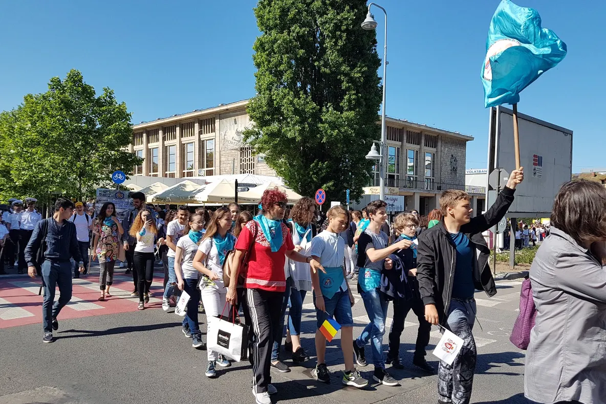 AEC condamnă obligarea elevilor de a participa la parada organizată de ziua orașului