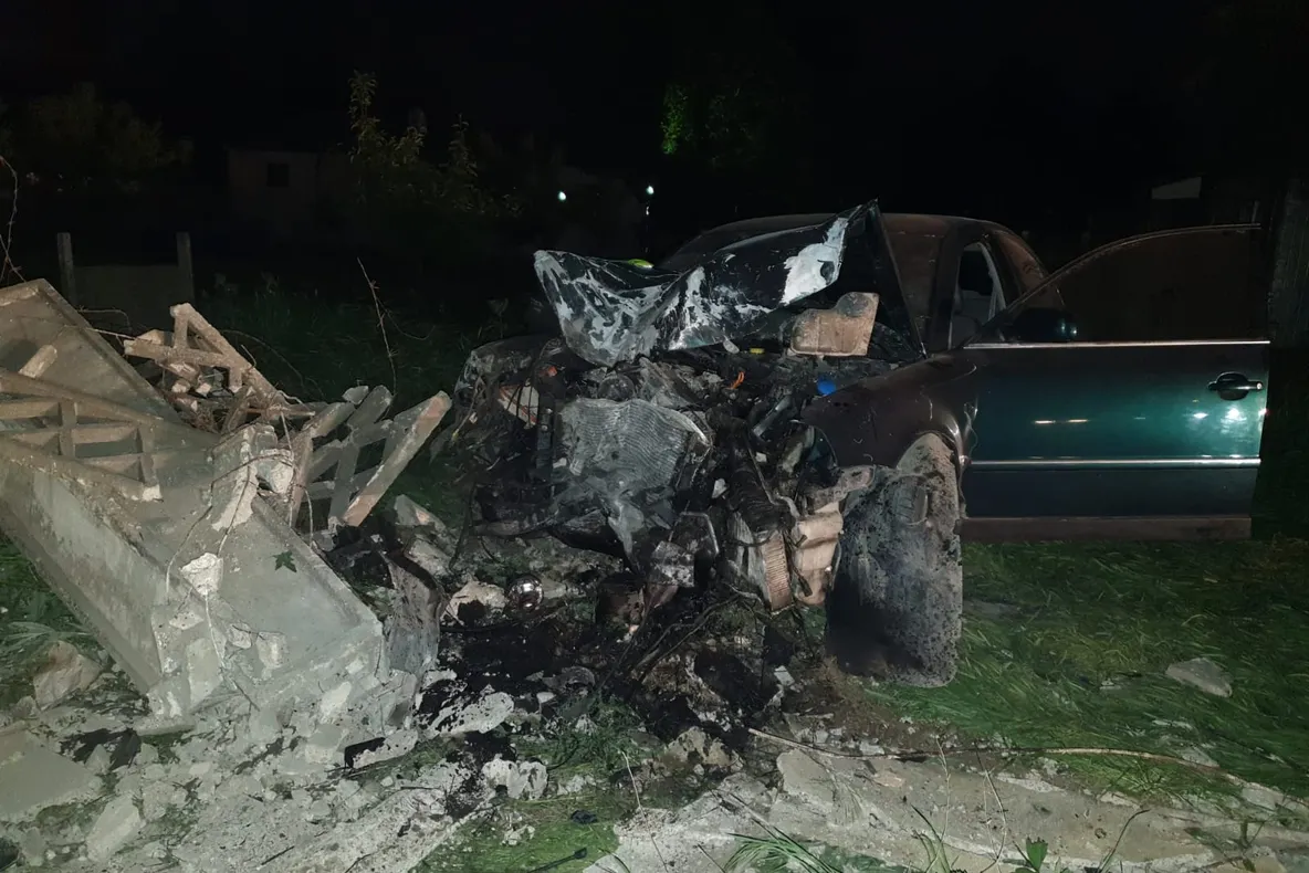 FOTO| A intrat cu mașina direct într-un  gard de beton