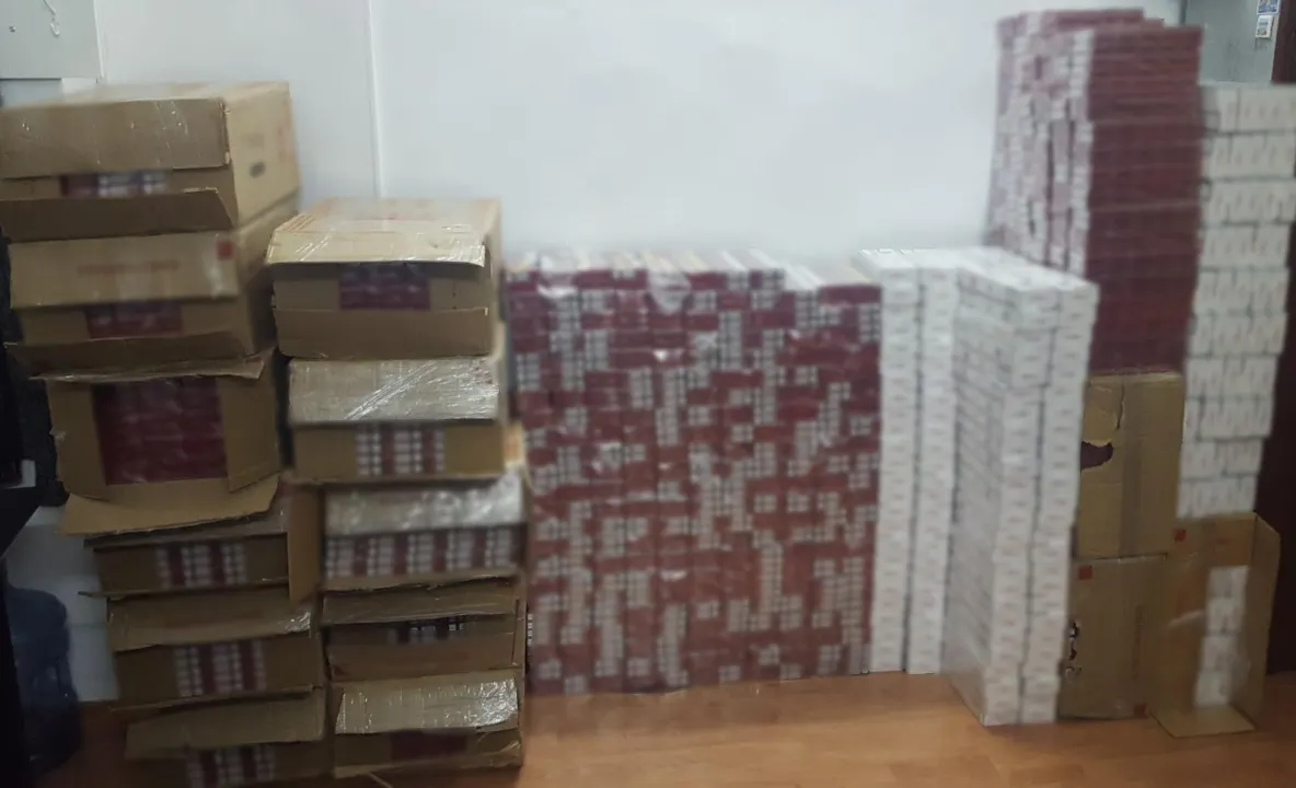 FOTO VIDEO| Peste 13.000 de pachete cu țigări de contrabandă, descoperite de polițiștii de frontieră