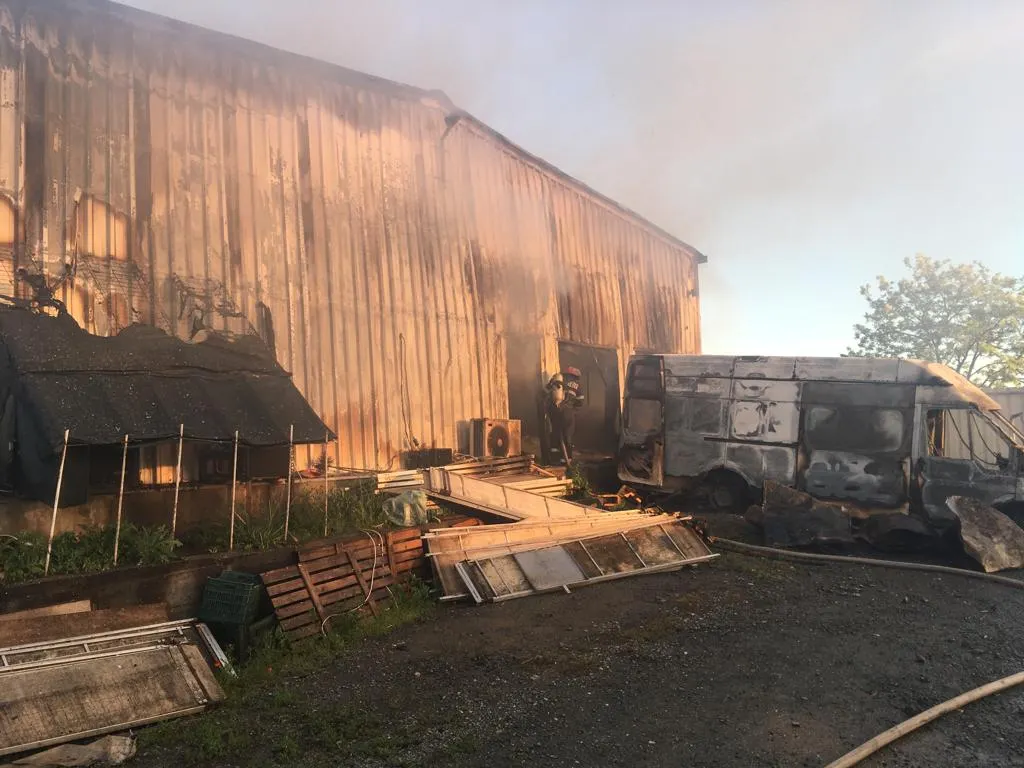 FOTO VIDEO| Incendiu puternic la o brutărie din Tuzla. Intervin patru autospeciale
