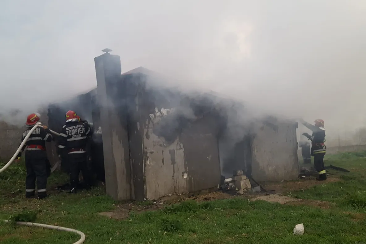 FOTO| Incendiu puternic la o casă din Poiana