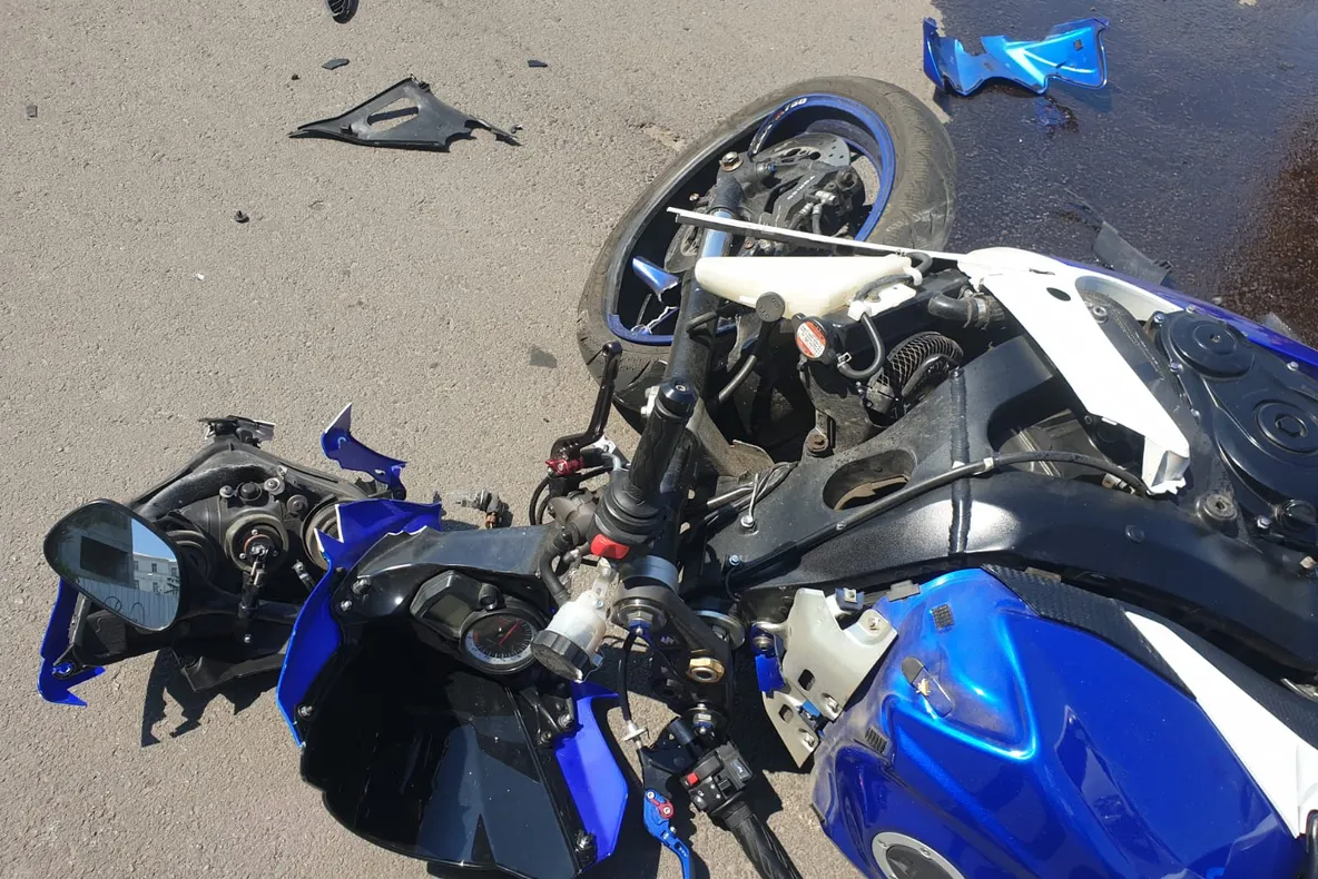 FOTO|Neatenția face victime.Motociclist lovit de o mașină în portul turistic Tomis