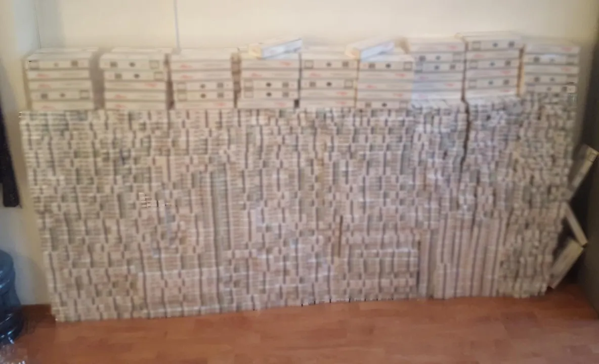 Zeci de mii de pachete cu țigări de contrabandă, descoperite de polițiștii de frontieră (foto + video)