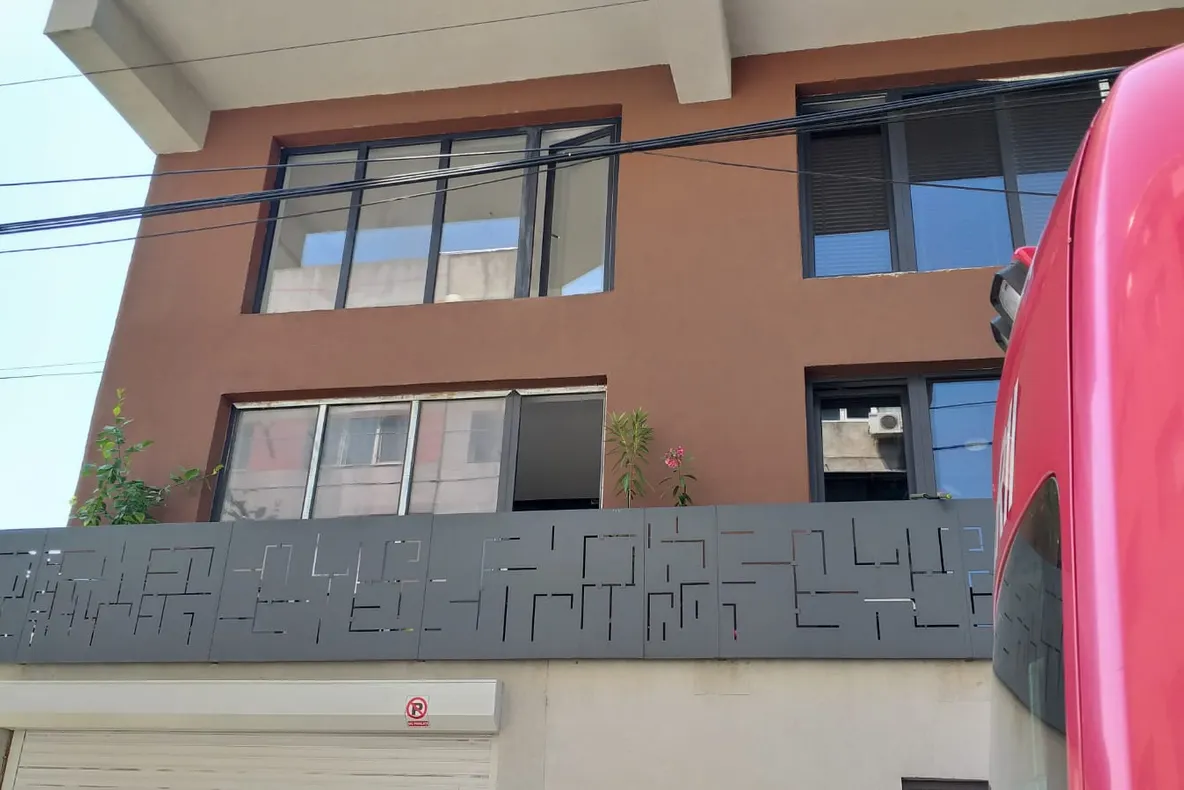 Tânăr în stare gravă după ce a căzut de la etaj în timp ce spăla geamurile