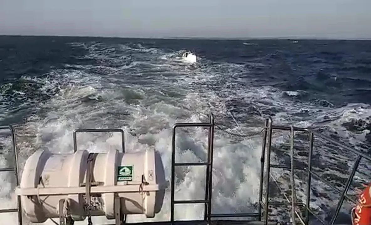 VIDEO| Salvare pe mare. O ambarcațiune ce plutea în derivă, a fost adusă în  Portul Mangalia
