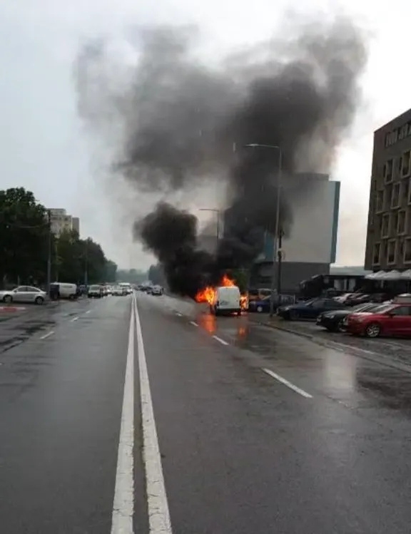 FOTO VIDEO| Un autoturism a ars ca o torță pe bulevardul Aurel Vlaicu