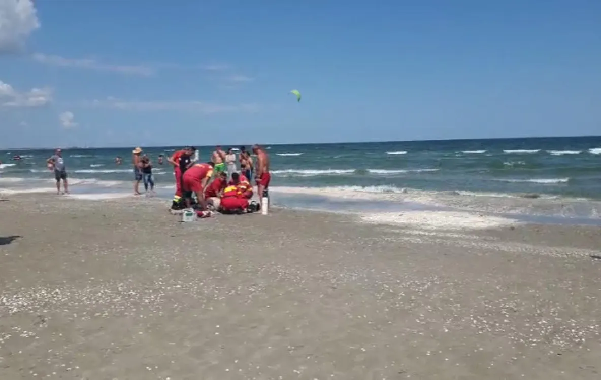 Alertă la Eforie Sud. Bărbat înecat, scos din valurile mării