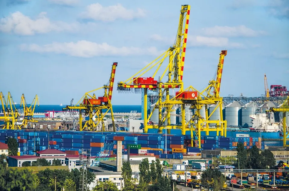Zeci de nave se află în portul Constanța sub operațiuni de încărcare-descărcare
