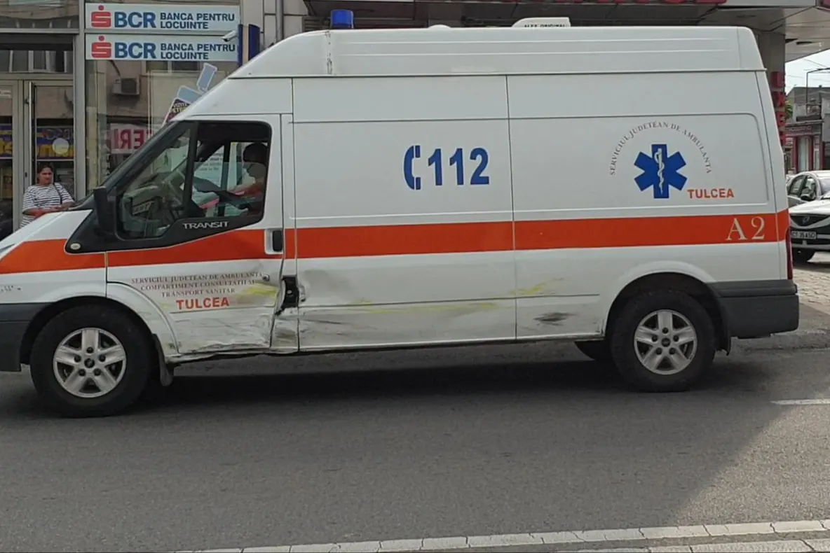 Ambulanță implicată într-un accident rutier: doi răniți!