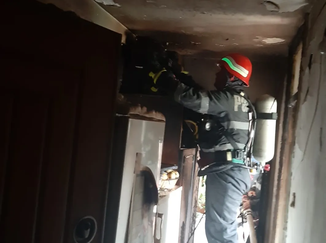 Persoane salvate dintr-un apartament cuprins de flăcări