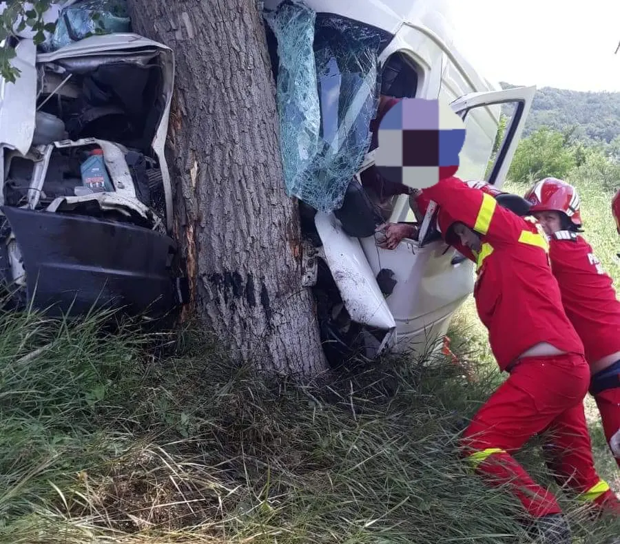 VIDEO| Minor la volan, a intrat cu mașina într-un grup de persoane. Două victime în comă