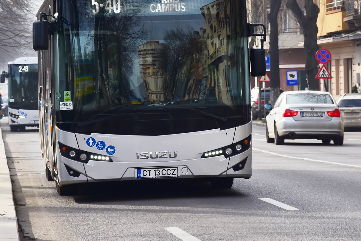 Angajații Primăriei Constanța, în frunte cu Decebal Făgădău, merg la serviciu cu autobuzul