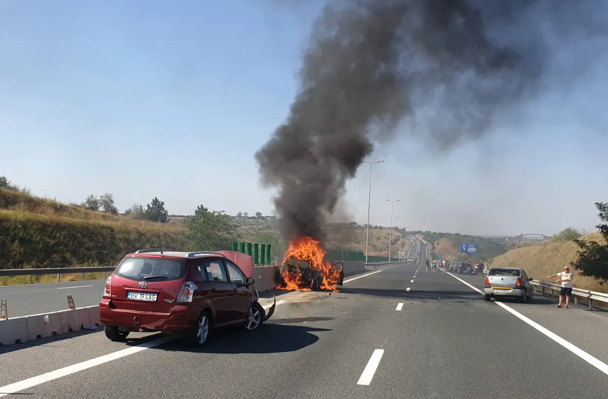 VIDEO FOTO| Accident rutier pe Autostrada Soarelui. O mașină a luat foc