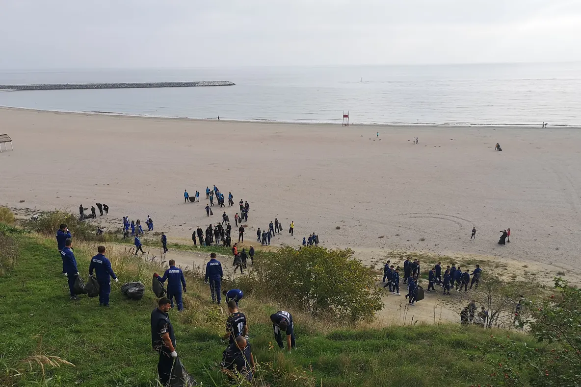 Sute de sportivi din Constanța au curățat taluzul din Faleză Nord