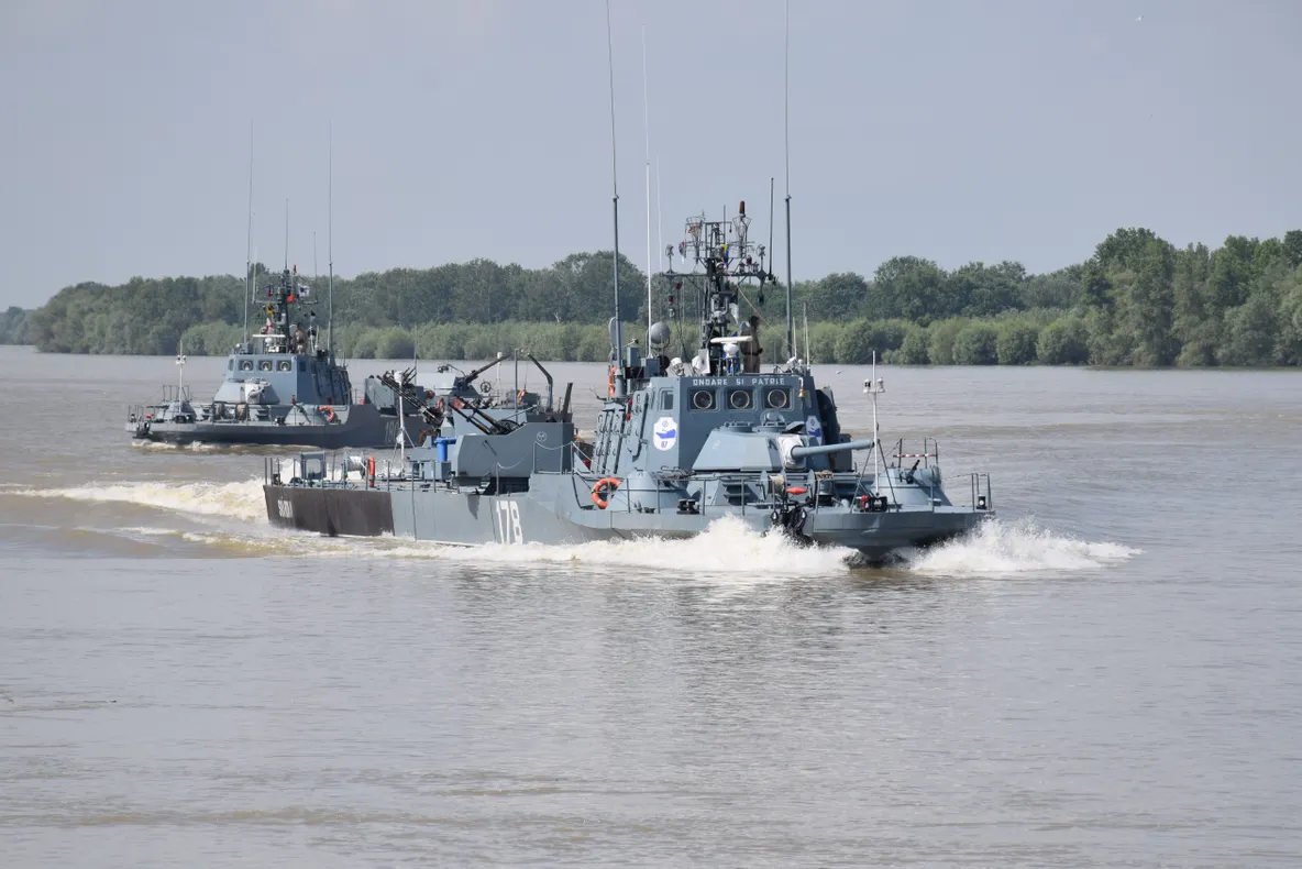 Navele Flotilei Fluviale continuă instrucția în Delta Dunării