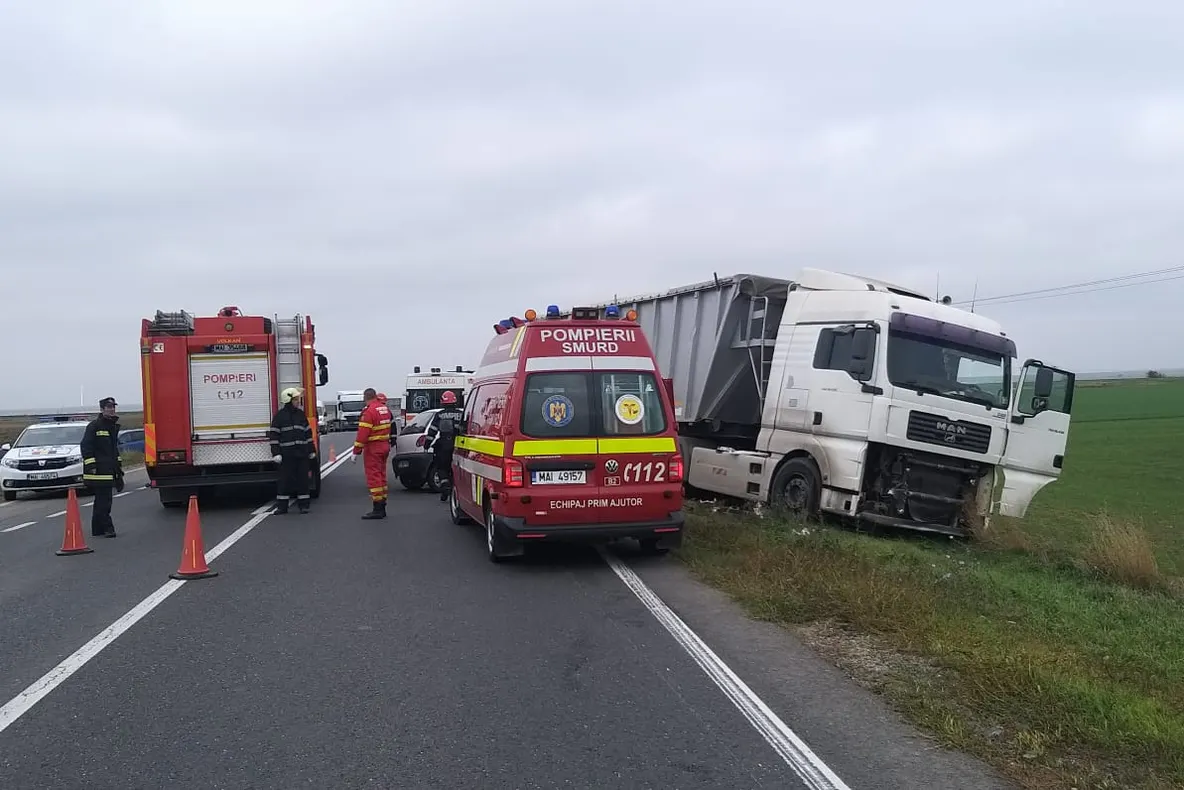 Accident rutier grav între un TIR și un autoturism, lângă Nicolae Bălcescu! (VIDEO)