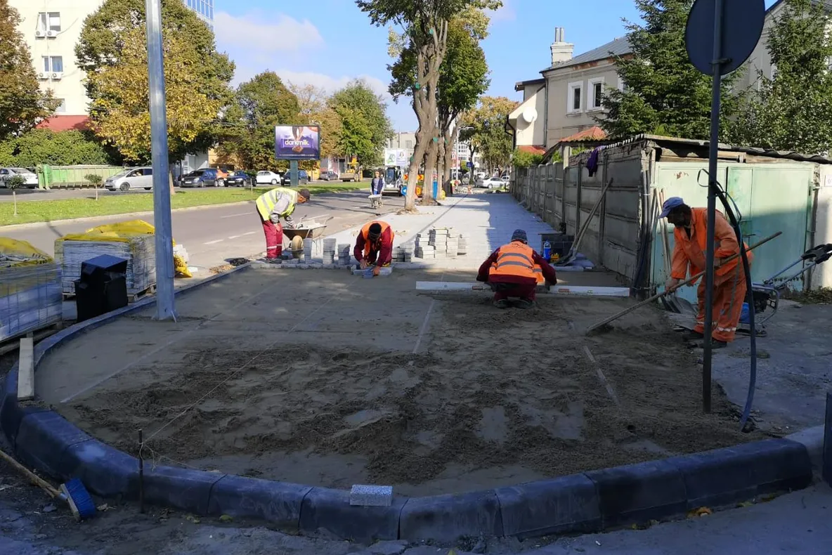 Continuă lucrările de reabilitare a trotuarelor și tramei stradale în Constanța