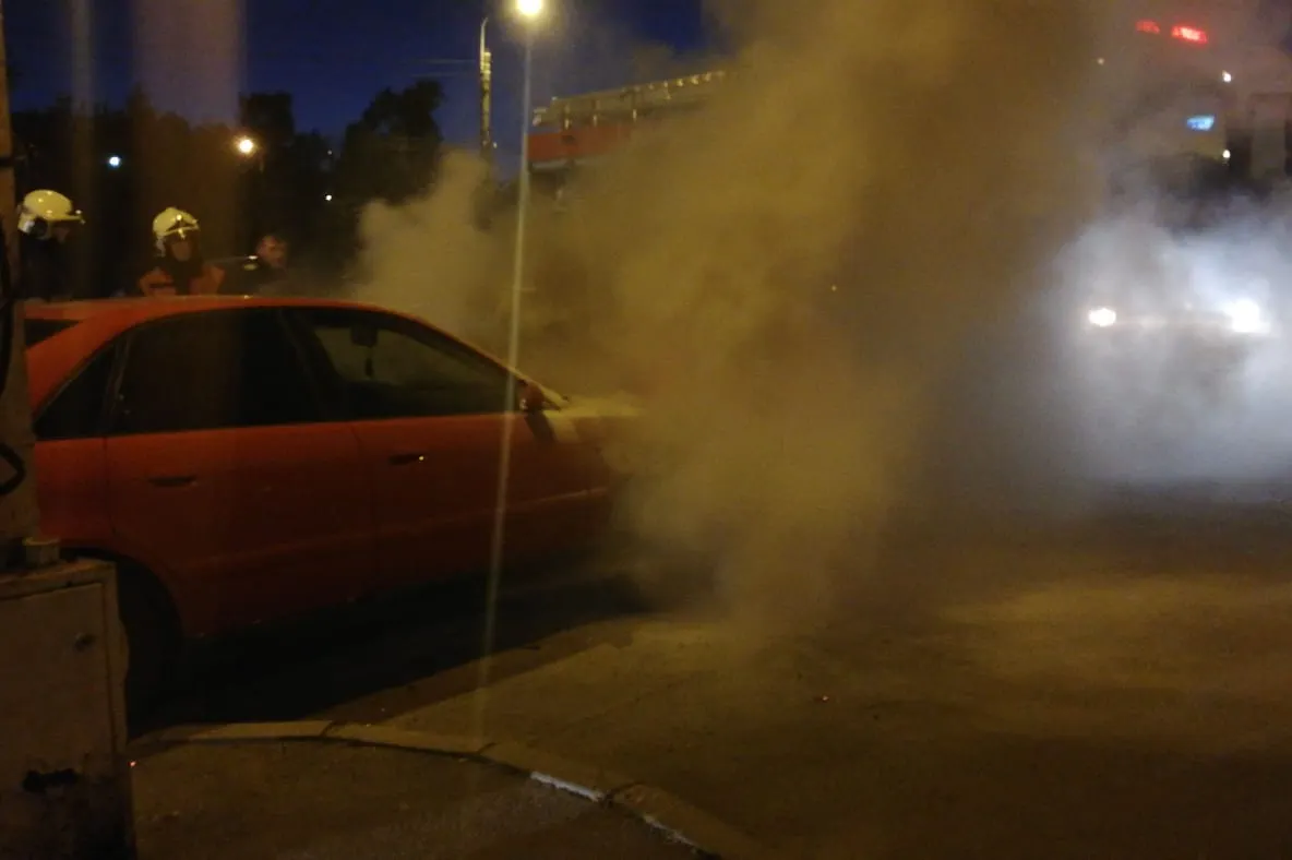 FOTO VIDEO| Mașină cuprinsă de flăcări pe un bulevard din Constanța