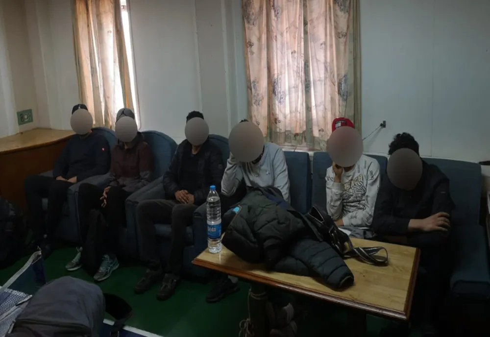 Transfugii algerieni, care au provocat un incendiu la bordul unei nave, au reușit să fugă