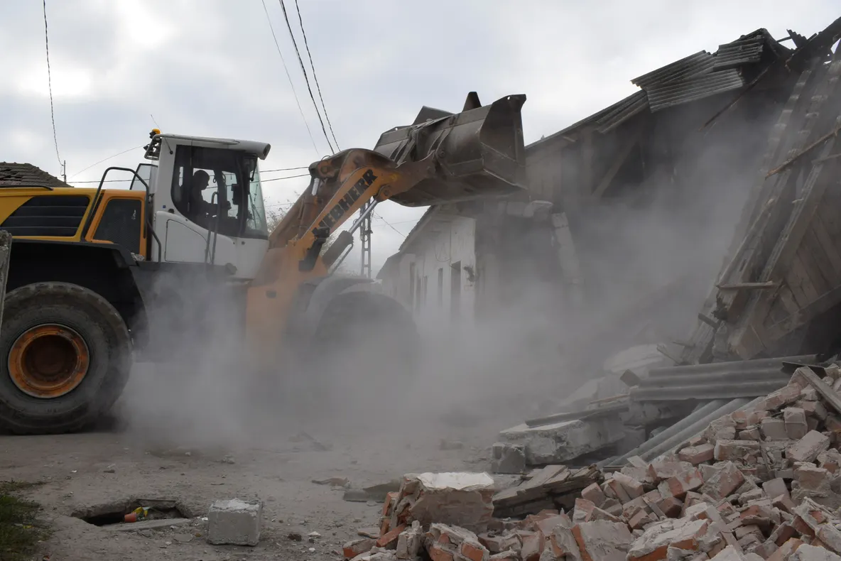 Au fost demolate ultimele construcții insalubre de la marginea cartierului de case al Mangaliei