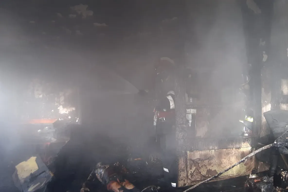 Bătrân găsit carbonizat după ce locuința i-a fost distrusă într-un incendiu