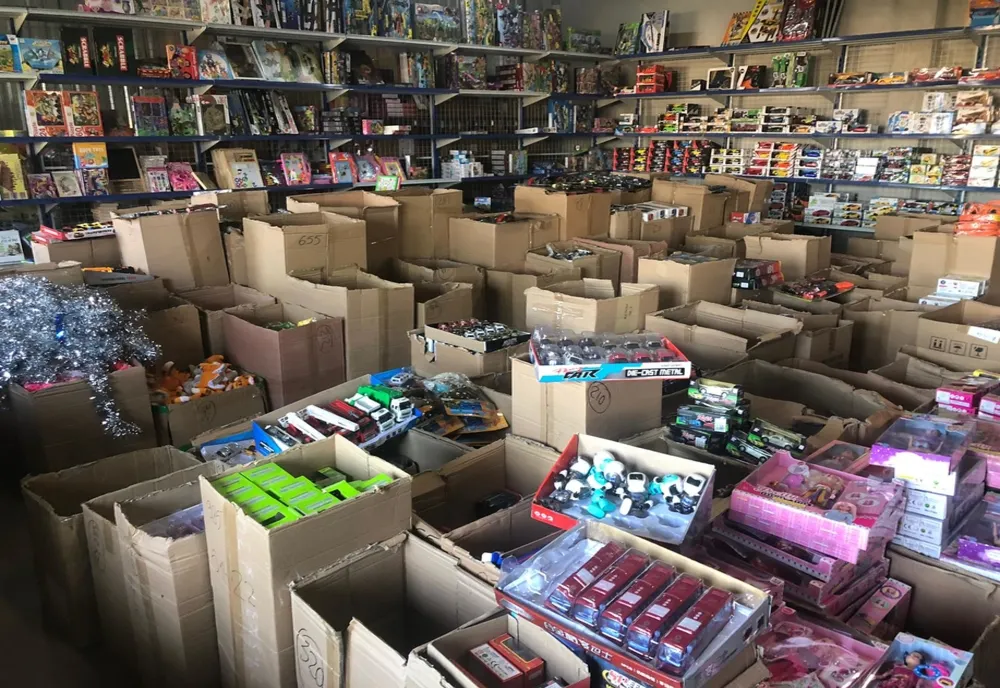 FOTO VIDEO| Sute de jucării oprite de la comercializare înainte de Craciun, de inspectorii Protecţiei Consumatorilor