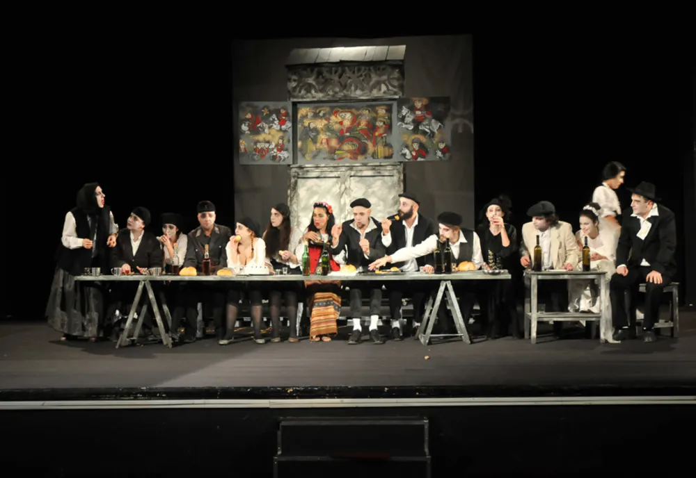 FOTO| Niște năroji şi Gaiţele îşi împart, în weekend, scena Teatrului de Stat Constanța
