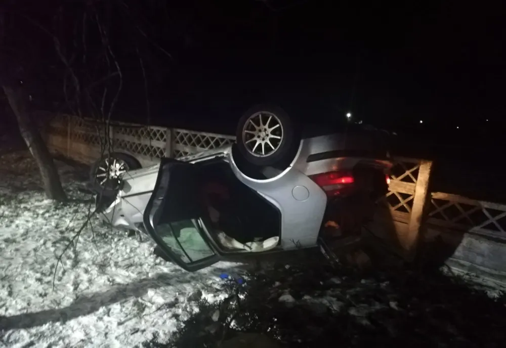 FOTO| Șofer mort după ce s-a răsturnat cu mașina