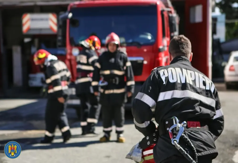 Incendiu în Murfatlar. Cinci persoane salvate cu autoscara de pompieri