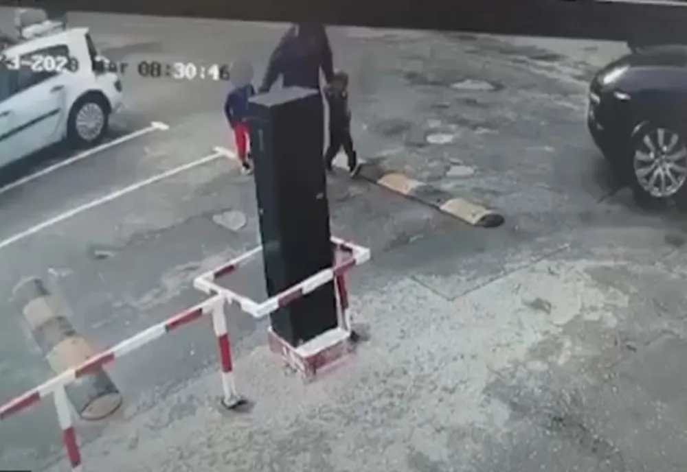 Doi copii, de doi și șase ani și bunicul lor au fost spulberați de o mașină, la intrarea într-o parcare rezidențială