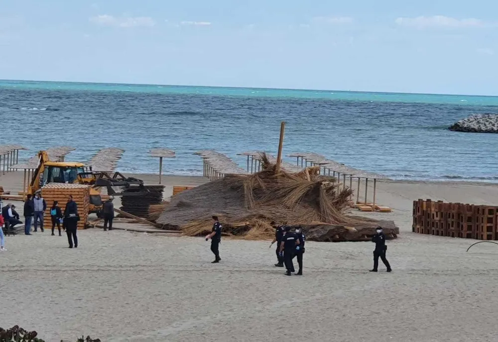 Operatori de plajă  de pe litoral, amenzi record pentru construcții ilegale 
