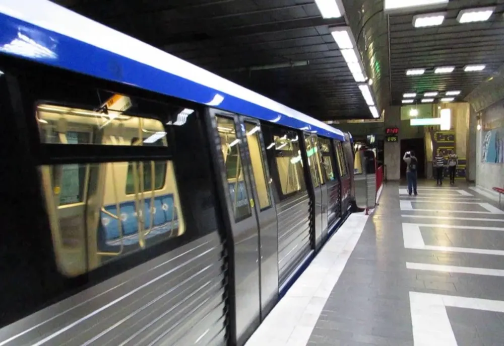Alertă falsă cu bombă la metrou. Stația Eroilor a fost evacuată