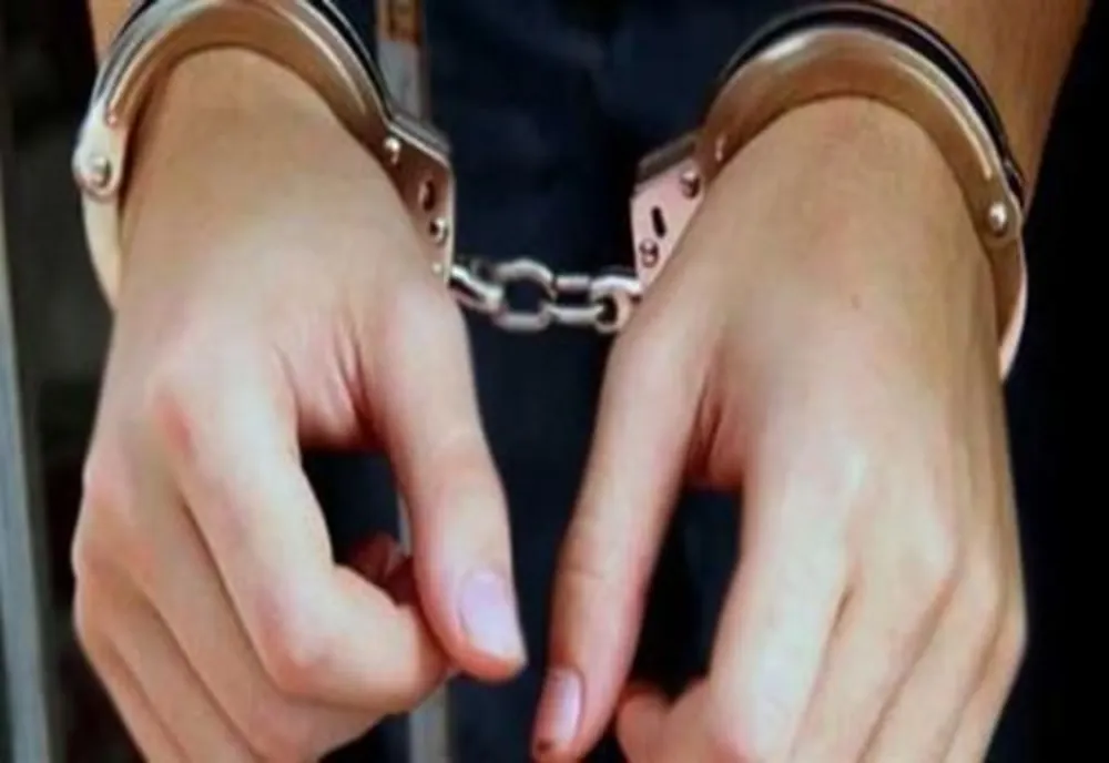 Bărbat reţinut după ce a pretins 11.000 de euro pentru a interveni pe lângă mai mulţi procurori. Avea şi o legitimaţie falsă de procuror