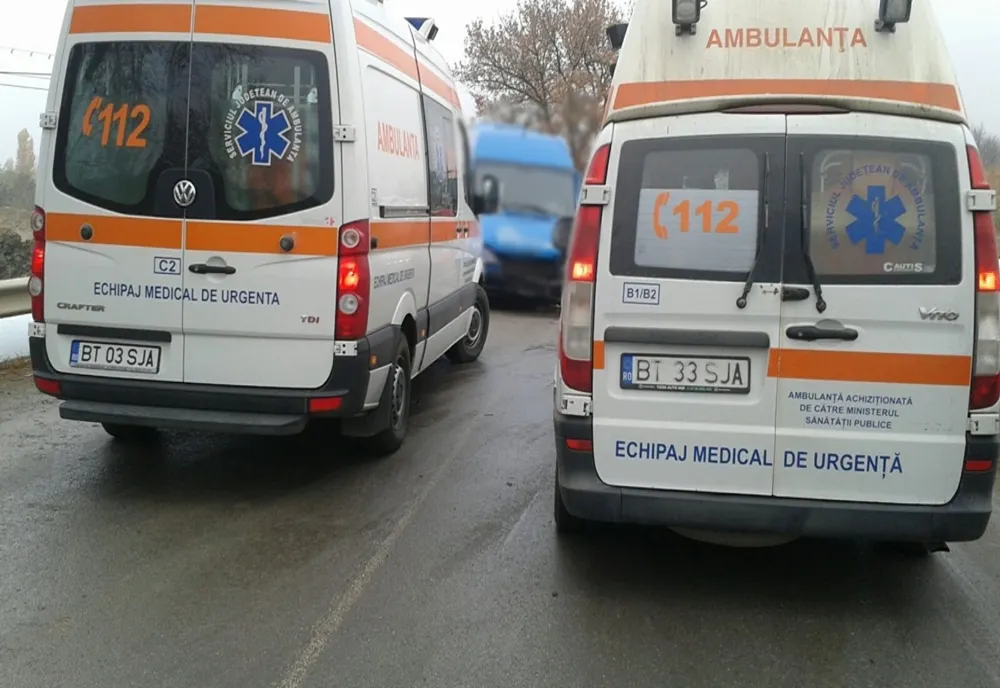 Pietoni accidentați de un autovehicul după ce a traversat strada printr-un loc nepermis şi fără să se asigure